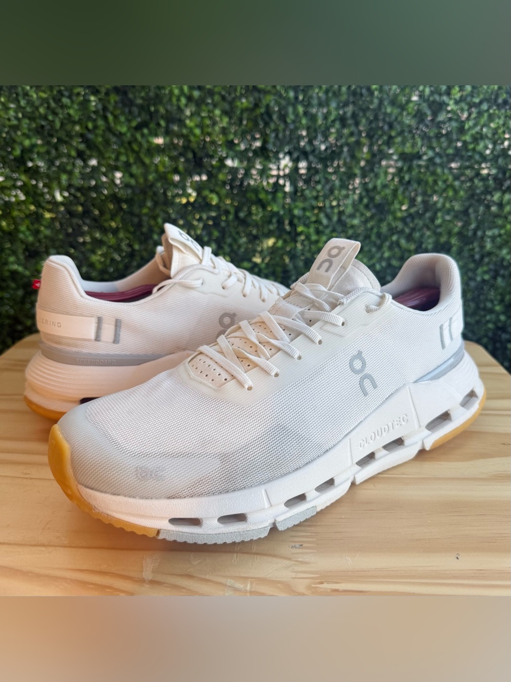 On Cloudflow 4 Men’s Size 10.5 White Hay Running Shoes